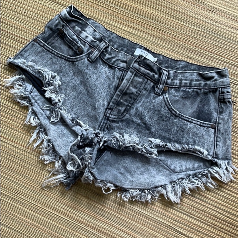TOBI Distressed black short jean